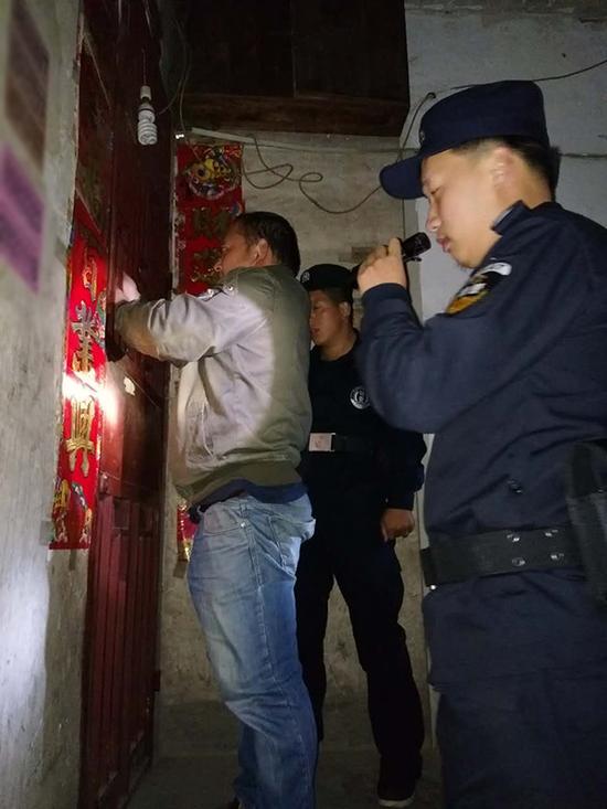 荆门粗心妈妈误将幼女锁家中 